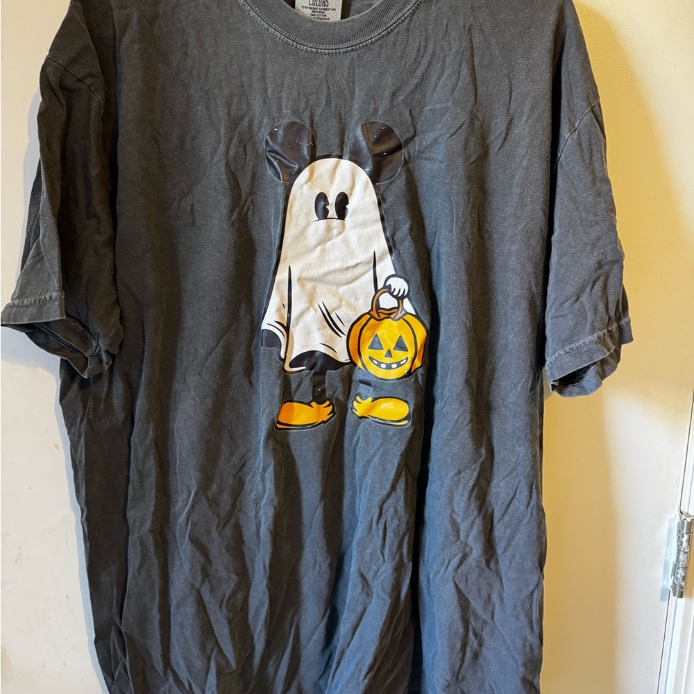 men’s Comfort Colors Gray Short Sleeve Tee with Halloween Mickey Design